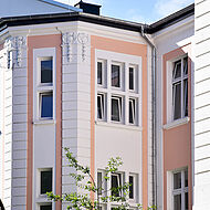 Frisch gestrichene Fassade eines Seitengebäudes der Rellinger Schule