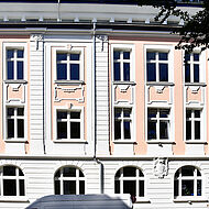 Frontalansicht der Fassade der Hamburger Schule Rellinger Straße